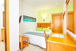 A bed or beds in a room at Universal Hotel Laguna
