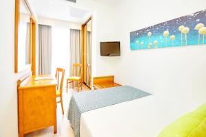A television and/or entertainment centre at Universal Hotel Laguna
