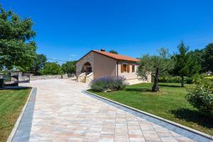 a brick driveway leading to a house at Villa Križanci in Žminj