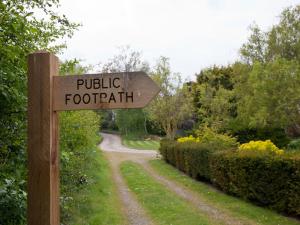 una señal para un sendero público en un jardín en Cotenham Barn, en South Walsham