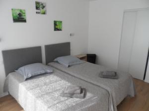 two beds sitting next to each other in a bedroom at Cottage Cafecouet'Breizh in Guipry-Messac +16 photos