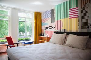 Postel nebo postele na pokoji v ubytování MUZE Hotel Utrecht