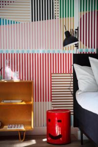 Postel nebo postele na pokoji v ubytování MUZE Hotel Utrecht