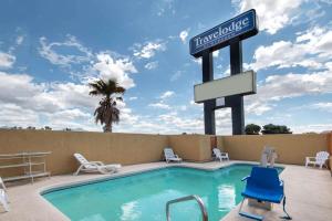 The swimming pool at or close to Travelodge by Wyndham Kingman