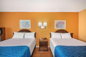 A bed or beds in a room at Travelodge by Wyndham Kingman