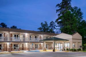 einen Blick nach außen auf ein Hotel mit Parkplatz in der Unterkunft Super 8 by Wyndham Gadsden AL in Gadsden