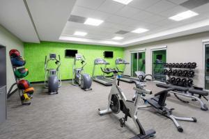 - une salle de sport avec un groupe de vélos d'appartement dans l'établissement La Quinta by Wyndham Denver Boulder - Louisville, à Louisville