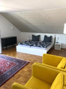 een slaapkamer met een bed, een bank en een piano bij Ferienwohnung Grob "Seeblick" in Konstanz