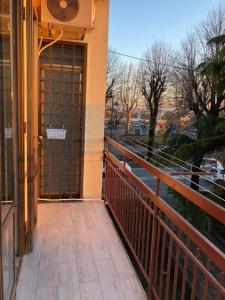 una porta d'ingresso di un edificio con balcone di Appartamento Daniela a Calenzano