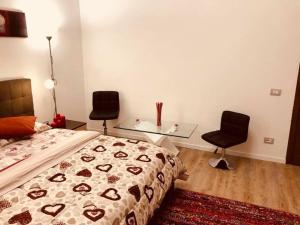 una camera con un letto e due sedie e un tavolo di Appartamento Daniela a Calenzano