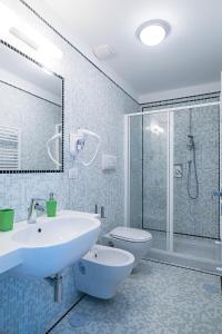 y baño con lavabo, aseo y ducha. en Donna Giulia, Luxury House, en Salerno
