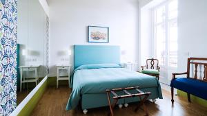 サレルノにあるDonna Giulia, Luxury Houseのベッドルーム(青いベッド1台、椅子付)