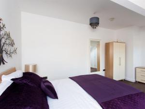 Ένα ή περισσότερα κρεβάτια σε δωμάτιο στο Luxurious Serviced Apartments