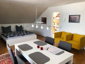 een woonkamer met een bed, een tafel en stoelen bij Ferienwohnung Grob "Seeblick" in Konstanz