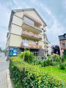 Un edificio con balcones a los lados. en Apartamenty Teatralne, en Gorzów Wielkopolski