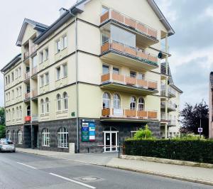 an apartment building on the corner of a street at Apartamenty Teatralne in Gorzów Wielkopolski