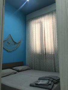 um quarto com uma cama e uma janela com toalhas em Salinis Apartments em Margherita di Savoia