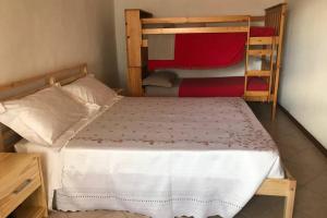 1 dormitorio con 1 cama y 2 literas en La casetta della valle, en Ragoli