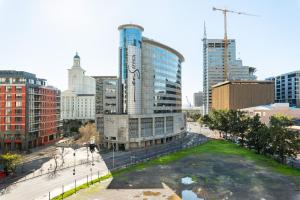 uma vista para uma cidade com edifícios altos em Icon Apartments na Cidade do Cabo
