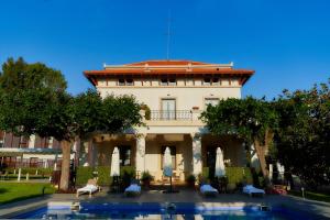 The swimming pool at or close to Hotel Arrey Alella