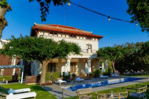 A garden outside Hotel Arrey Alella