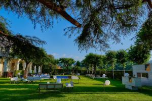 A garden outside Hotel Arrey Alella