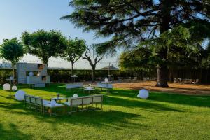 A garden outside Hotel Arrey Alella