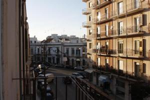 balcone con vista su una strada della città. di Porta Nuova a Putignano