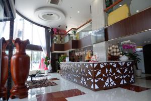 a lobby of a store with a counter in it at Quốc Thanh Hotel in Long Khanh