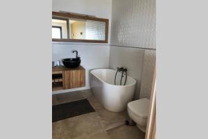 Un baño con bañera, inodoro y lavabo. en villa CACTUS CAVALAIRE, en Cavalaire-sur-Mer 38 fotos más