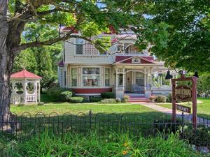 una casa con una puerta delante de ella en Grand Victorian B&B Inn, en Bellaire