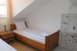Postel nebo postele na pokoji v ubytování Hotel Franziskaner