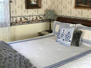 un letto con cuscini blu e bianchi di Gardenview Bed and Breakfast a Newport