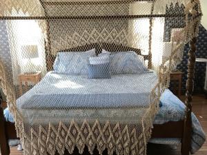 una camera con un letto a baldacchino. di Gardenview Bed and Breakfast a Newport