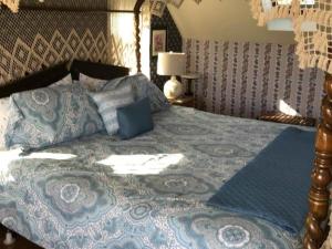 una camera da letto con un letto con un piumone blu di Gardenview Bed and Breakfast a Newport Altre 23 foto