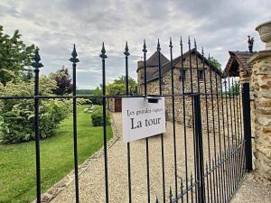 Znak na bramie z napisem w obiekcie Les Grandes Vignes w mieście Saint-Étienne-sous-Bailleul