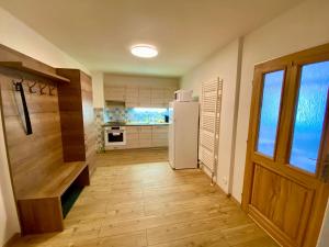Kuchyňa alebo kuchynka v ubytovaní Apartmány Lipno 46