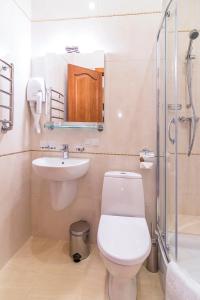 Koupelna v ubytování Ukraine Hotel + 37 fotografií