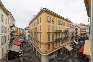 une vue sur une rue de la ville avec des bâtiments dans l'établissement Guest House Grimaldi, à Nice