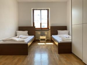 dwa łóżka w pokoju z oknem w obiekcie SAD110 - Gemütliche Monteurwohnungen in Schwandorf w mieście Schwandorf
