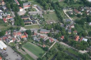 uma vista aérea de uma pequena cidade com casas e árvores em Hammers Landhotel GmbH em Teltow