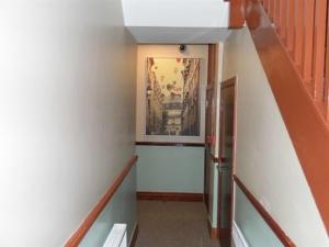 un couloir avec un escalier dans un bâtiment dans l'établissement Budget Hayat express hotel, à Durham