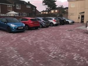rząd samochodów zaparkowanych na parkingu w obiekcie Budget Hayat express hotel w mieście Durham