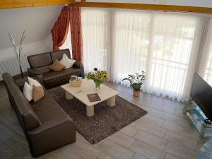 ein Wohnzimmer mit einem Sofa und einem Couchtisch in der Unterkunft Andrea's Ferienwohnungen in Freiburg im Breisgau