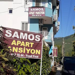 ein Schild für ein Samsos-Kunstmuseum in einem Gebäude in der Unterkunft Samos Apart Pension in Güzelçamlı