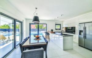 Kuchyňa alebo kuchynka v ubytovaní Luxury Dream House