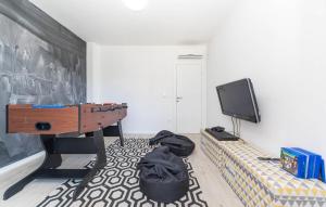 Televízia a/alebo spoločenská miestnosť v ubytovaní Luxury Dream House