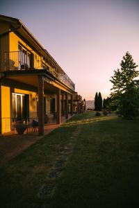 um edifício com um jardim de relva em frente em Fattoria Degli Usignoli em San Donato in Fronzano