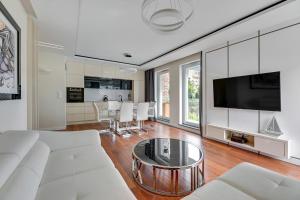 Telewizja i/lub zestaw kina domowego w obiekcie Blue Mandarin Marina