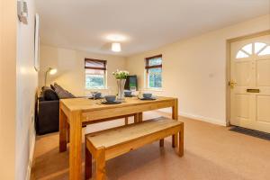 ein Wohnzimmer mit einem Tisch und einem Sofa in der Unterkunft Guest Homes - Hillbrook House Apartment in Great Malvern